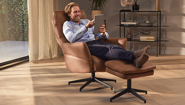 Taylor relaxfauteuil bruin met hocker